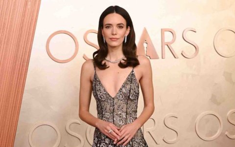 Stacey Martin en la alfombra roja Premios Oscar 2025.