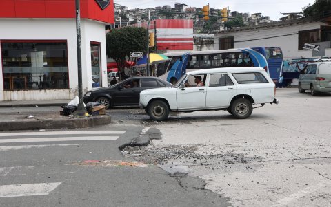 Los baches de la calle Costanera.
