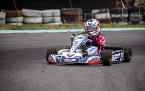 A la jovencita le gusta del karting la adrenalina de cada vuelta en la pista.