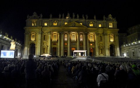 Fieles rezaron por Francisco la noche del 2 de marzo, en el Vaticano.