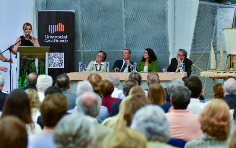 Durante la presentación, Marcia Gilbert Baquerizo, Benjamín Rosales Valenzuela, Stephanie García Albán y Eduardo Estrada Guzmán. Al micrófono, Rocío Cedeño.