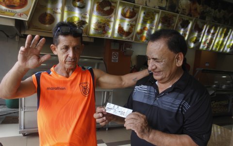 Geovanni Rizzo (i) y Ángel Encalada (d) en pleno feriado con las boletos para el partido.