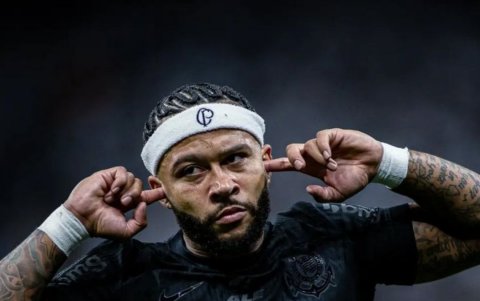 Memphis Depay figura dentro y fuera de la cancha de Corinthians.