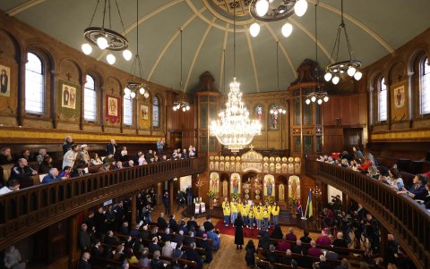Los niños de la Escuela Ucraniana St Mary's cantan durante un Servicio de Oración Interreligioso por la Paz en Ucrania en la Catedral Ucraniana Católica de la Sagrada Familia.