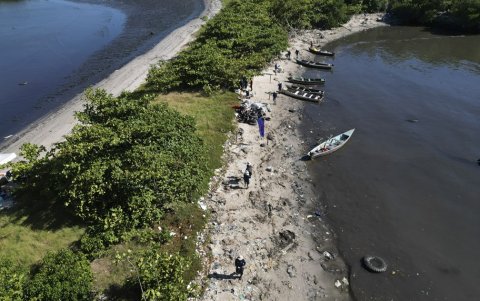 Vista aérea de personas recogiendo basura acumulada en las playas de la isla de Pombeba en la bahía de Guanabara, Río de Janeiro, Brasil, el 17 de febrero de 2025.