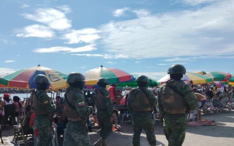 Los militares y policías realizarán los operativos de control para verificar que se cumplan las restricciones que establece el estado de excepción.