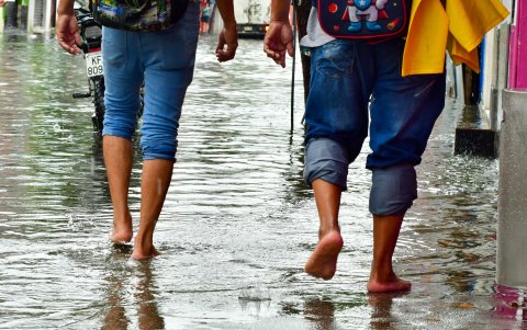 Los ciudadanos optan por transitar sin zapatos para evitar daños en su calzado.