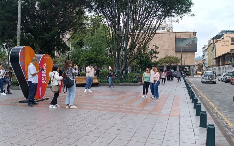 Turistas se fotografiaron en una de las áreas icónicas del Centro Histórico de Cuenca.