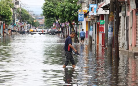 Los ciudadanos cruzan con sus zapatos en mano, exponiendo a riesgos sus pies descalzos.