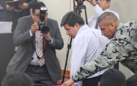 El expresidente peruano Pedro Castillo llega a un juicio este martes, en Lima (Perú).