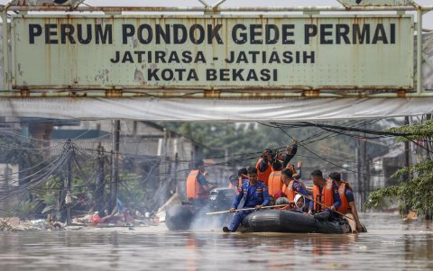 Los equipos de rescate evacúan a los residentes afectados por las inundaciones en botes de goma en una zona residencial de Bekasi, Java Occidental, Indonesia, el 4 de marzo de 2025.