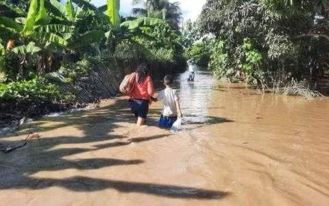 Rocafuerte bajo el agua tras el fuerte aguacero y la crecida del río Portoviejo, afectando el centro del cantón y sus calles principales.