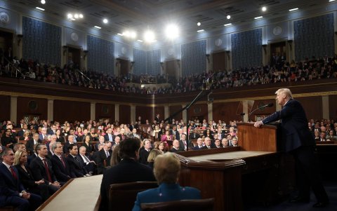 El presidente Donald Trump (derecha), se dirige a una sesión conjunta del Congreso de los Estados Unidos en el Capitolio de los Estados Unidos en Washington, DC, EE. UU., el 4 de marzo de 2025.