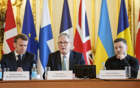 El presidente francés, Emmanuel Macron, el primer ministro británico, Keir Starmer, y el presidente Volodymyr Zelensky en la cumbre sobre Ucrania, en Lancaster House en Londres, el 2 de marzo de 2025.