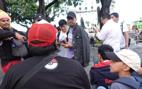 Gracias a los grupos de WhatsApp, los jugadores establecen puntos de encuentro dentro dentro del Malecón 2000 cerca de los gimnasios pokémon.
