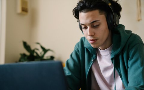 Los jóvenes también suelen usar los audifonos de diadema para jugar