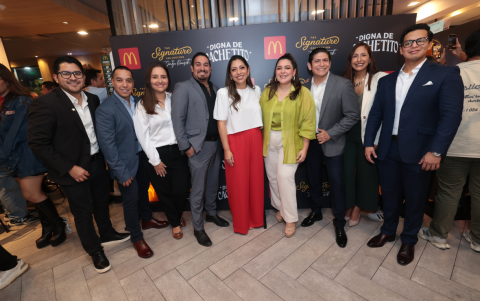 Isidro González, Freddy Cambal, Johanna López, Gustavo Echeverría, Paola Caicedo, Gina Castagneto, Eduardo Díaz, Caroline Cueva y Jorge Ubilla.