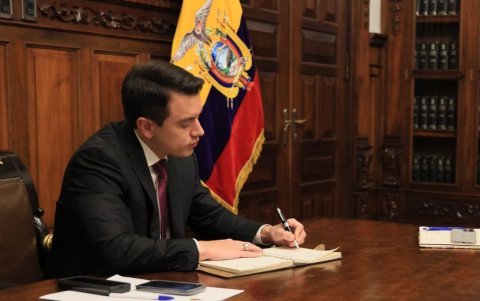 Referencial. El presidente Daniel Noboa firmó el Decreto 551 en marzo pasado, reglamentando así la Ley de Alivio Financiero.