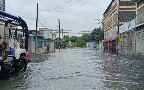 Las inundaciones fueron uno de los problemas más comunes el fin de semana de carnaval en Guayaquil.