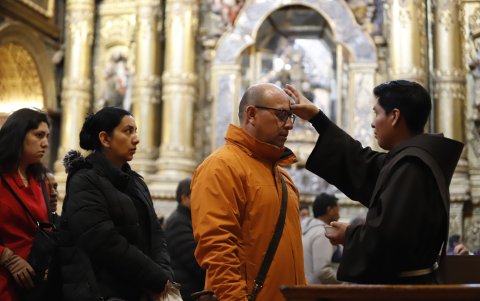 Los quiteños acudieron a las liturgias por el Miércoles de Ceniza antes de empezar su jornada laboral.