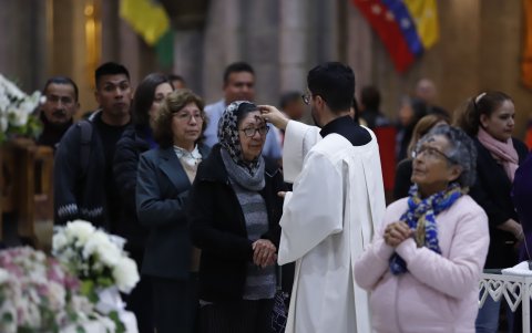 El rito se extiende hasta la noche en varias iglesias de la capital.