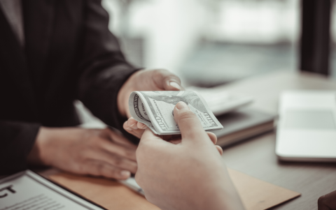 El décimo cuarto sueldo ayuda a cubrir gastos educativos como matrículas, uniformes y útiles escolares.