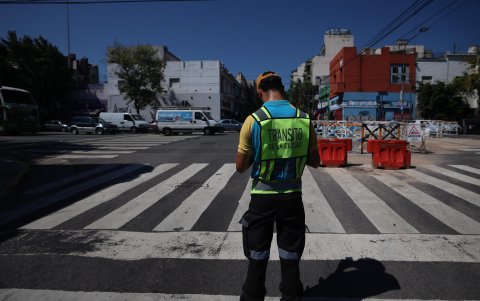 Un agente de tránsito dirige el trafico en la zona donde ocurrió un apagón este miércoles, en Buenos Aires (Argentina).