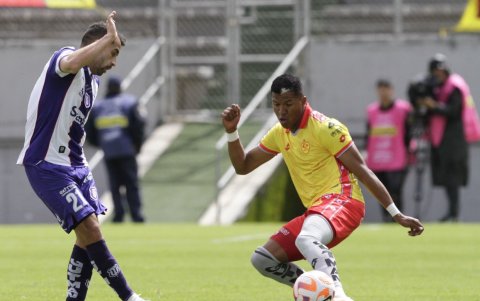 Jhon Jairo Ontaneda (d) se ha convertido en pieza clave de la defensa del Papá.