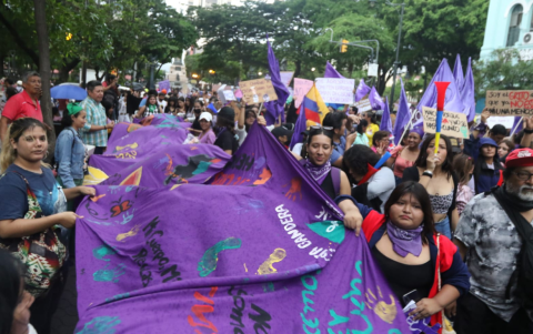 En Guayaquil, la marcha por el Día de la Mujer reúne a un gran grupo de mujeres que luchan por la equidad de género.