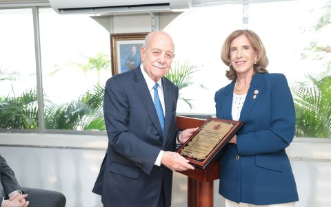 Francisco Rizzo recibe la placa de manos de María del Carmen De La Cal.