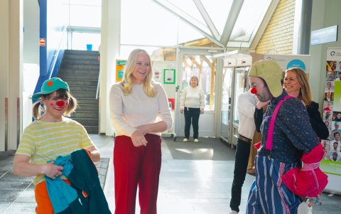 La Princesa Heredera de Noruega, Mette-Marit, visita el Hospital Ullevål, donde se encuentra con los payasos de hospital Hedda Munthe (izquierda) y Arturo Tover (derecha), el 05 de marzo de 2025.