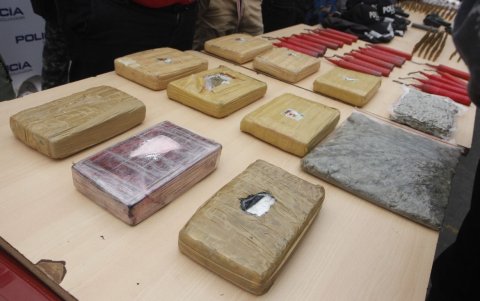 Droga y otras evidencias decomisadas.