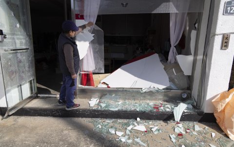 Una residente mira su casa con las ventanas rotas en un pueblo, lugar de un bombardeo accidental de un avión de combate, en Pocheon, Corea del Sur, el 6 de marzo de 2025.