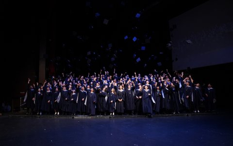Durante la ceremonia, 98 alumnos fueron proclamados como bachilleres.