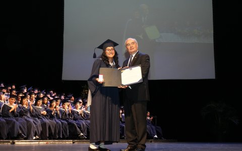Adriana Almeida Quelal, mejor bachiller y mejor alumna en idioma inglés, recibió la Orden al Mérito Estudiantil IPAC.