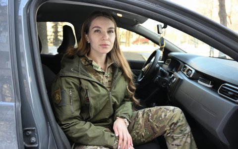 La militar ucraniana María, de 21 años, de la brigada Khartia, posa para una foto durante una entrevista con la AFP en un lugar no revelado en la región de Kharkiv .