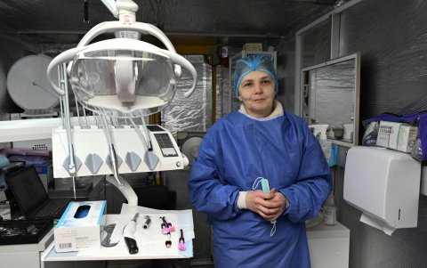 La militar ucraniana Olga, de 48 años, de la brigada Khartia, posa para una foto en una clínica dental móvil en un lugar no revelado en la región de Kharkiv.