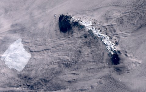 Esta imagen satelital publicada por Copernicus Sentinel Data 2025 muestra al iceberg A23A acercándose a la isla Georgia del Sur en el mar de Weddell en la Antártida
