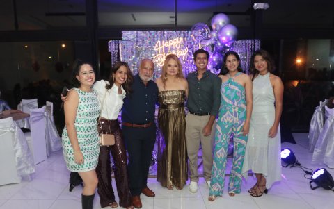 Rosaura y su esposo, Guido Arteaga, con sus hijos, Doménica, Estefanía, Diego, Paulette y Adriana Arteaga Herrera.