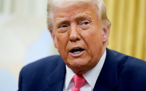 El presidente de Estados Unidos, Donald Trump, habla antes de firmar una orden ejecutiva en la Oficina Oval de la Casa Blanca en Washington