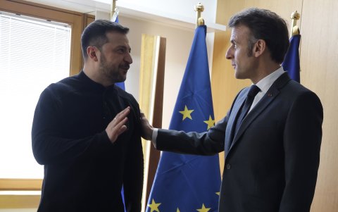 El presidente de Ucrania, Volodymyr Zelensky (i), se reúne con el presidente de Francia, Emmanuel Macron (d), al margen del Consejo Europeo Especial para debatir el apoyo continuo a Ucrania