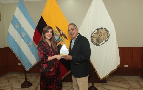 En representación de Xavier Simon, decano del H. Cuerpo Consular de Guayaquil, el cónsul José Brito entregó a Paula Casado un reconocimiento por su destacada y dedicadas funciones consulares.