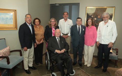 El directorio del H. Cuerpo Consular se reunió en su honor en el Club de la Unión.