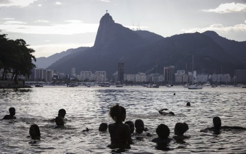 Varias personas se refrescan en el mar por las altas temperaturas.