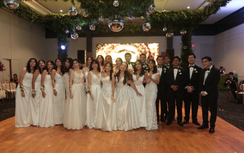 Los alumnos asistieron muy elegantes a su fiesta de graduación.