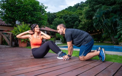 La pareja practica ejercicios.