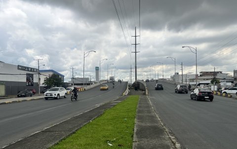 Peligro. En la avenida Francisco de Orellana, ni la calzada ni el paso a desnivel tienen señalizaciones horizontales; esto tiene data. Los vehículos transitan rápido por esta vía.