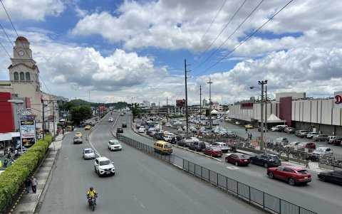 Sin señaléticas. El paso a desnivel y la avenida Carlos Luis Plaza Dañín no cuenta con las marcas en la calzada; los automotores rebasan según lo que crean correcto.