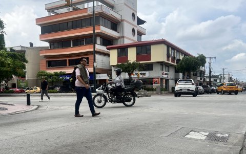 Sin control. En la avenida Rodolfo Baquerizo Nazur algunas motos, ya que no hay señalética, van en contravía; la ciudadanía debe tratar de evadirlos.