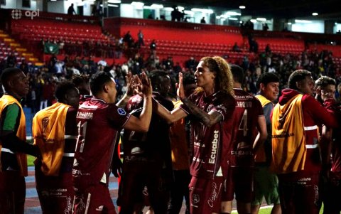 Los jugadores de Mushuc Runa y su festejo tras la victoria 2-1 sobre Orense que les dio el boleto a la fase de grupos de la Copa Sudamericana.